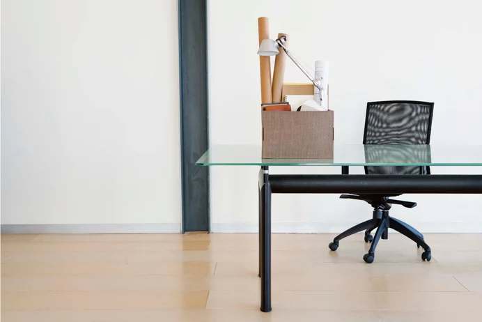 Bureau vide avec un carton d’affaires, image d’un poste abandonné