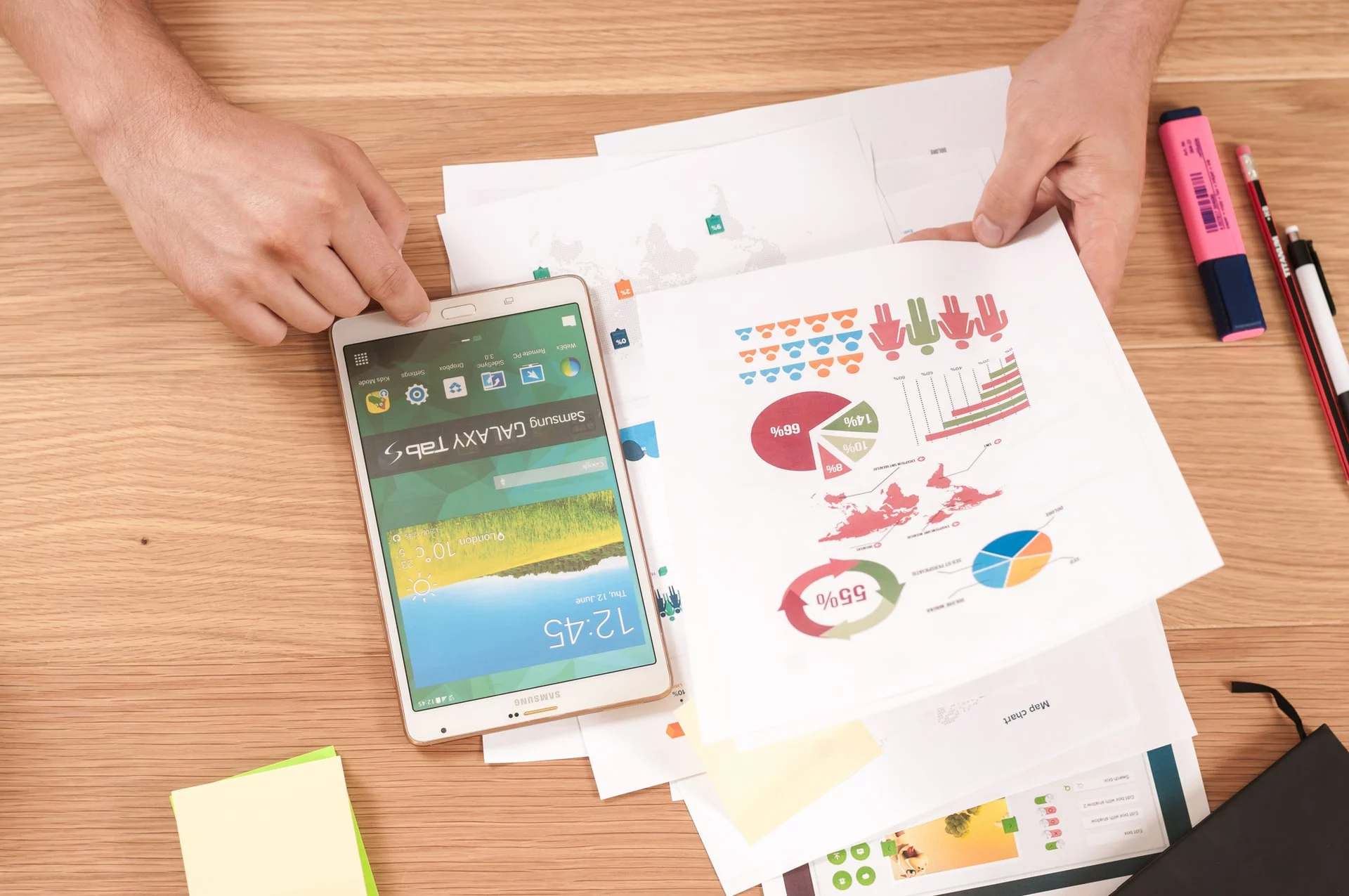Application mobile et tableaux de suivi d’activité sur un bureau