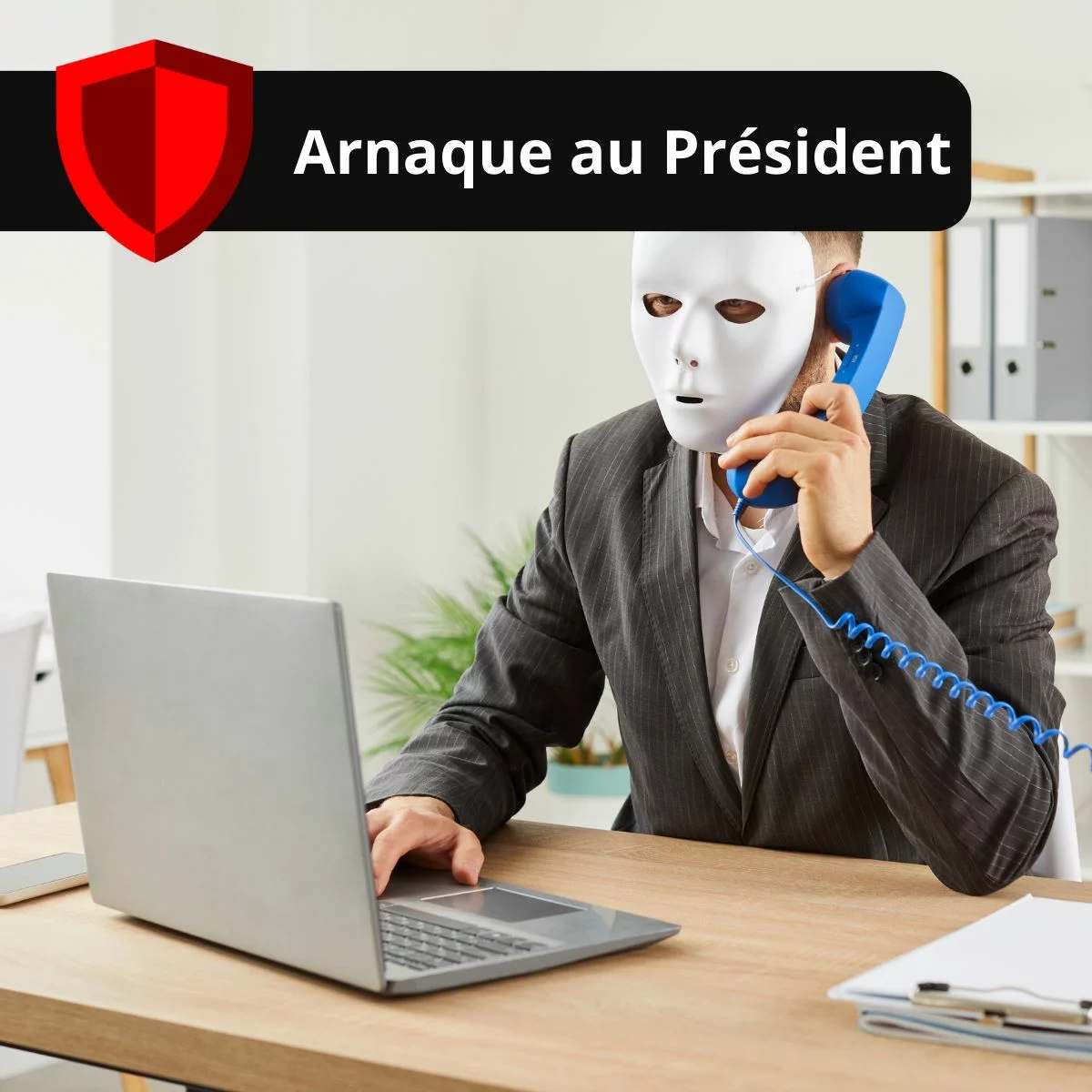 Homme masqué au téléphone devant un ordinateur, arnaque au président
