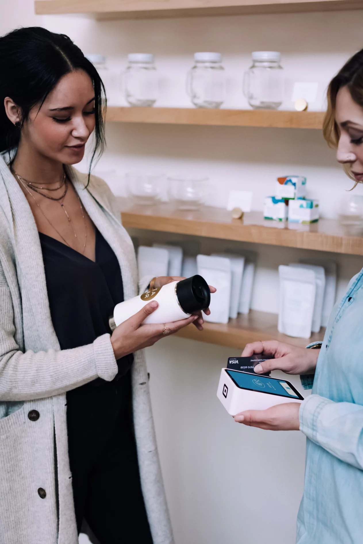 Commerçante conseillant une cliente dans sa boutique