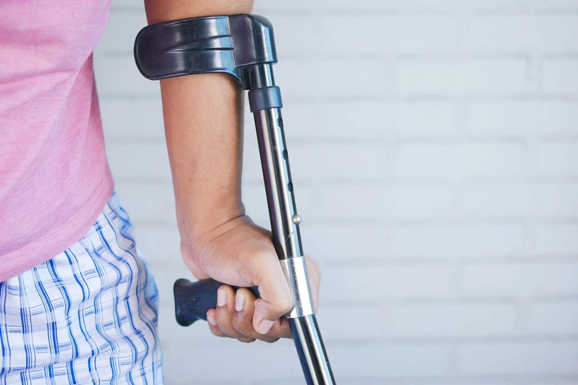 Personne blessée s’appuyant sur une béquille