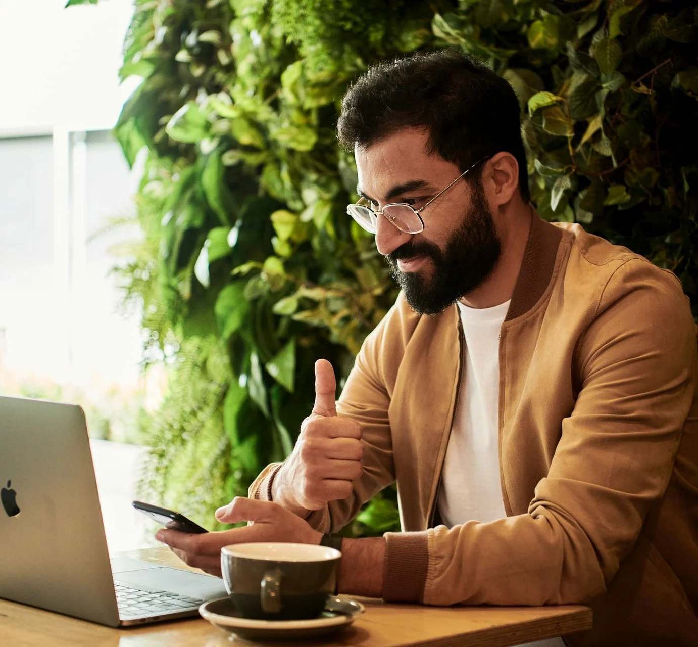 Dirigeant d’entreprise travaillant sur son ordinateur portable