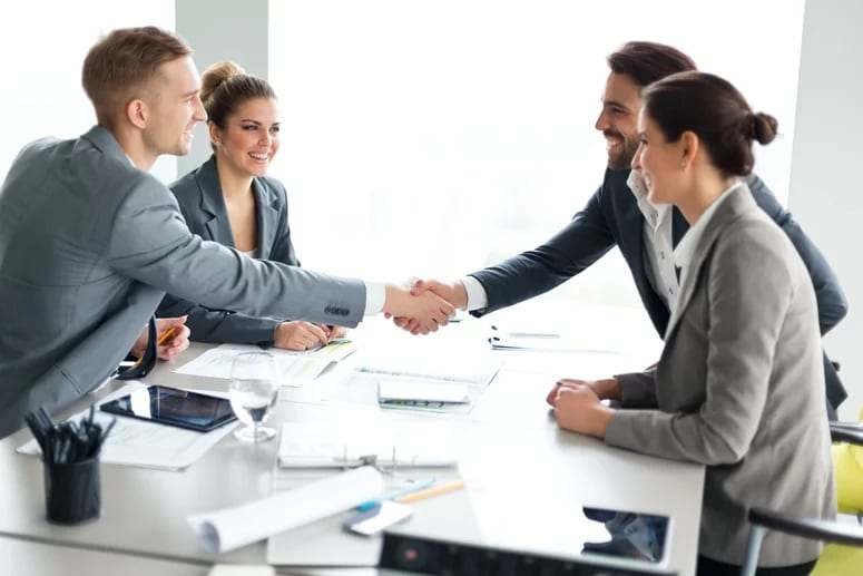 Poignée de main entre un employeur et un nouveau salarié lors d’une embauche