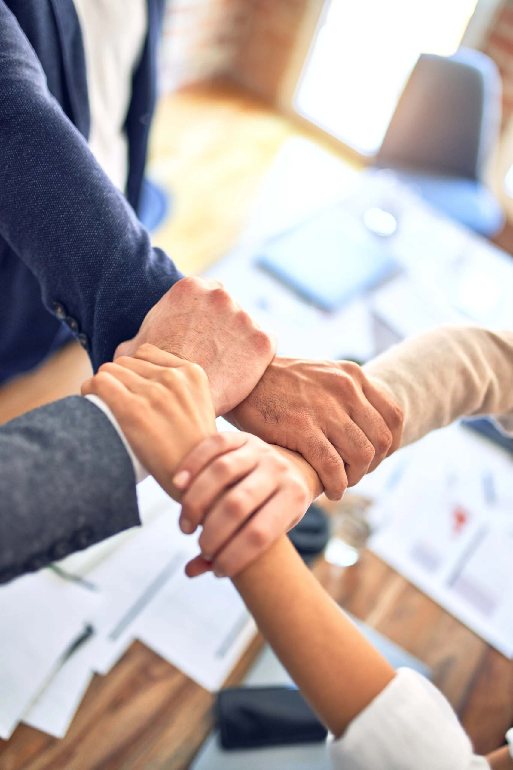 Mains réunies en signe d’engagement collectif