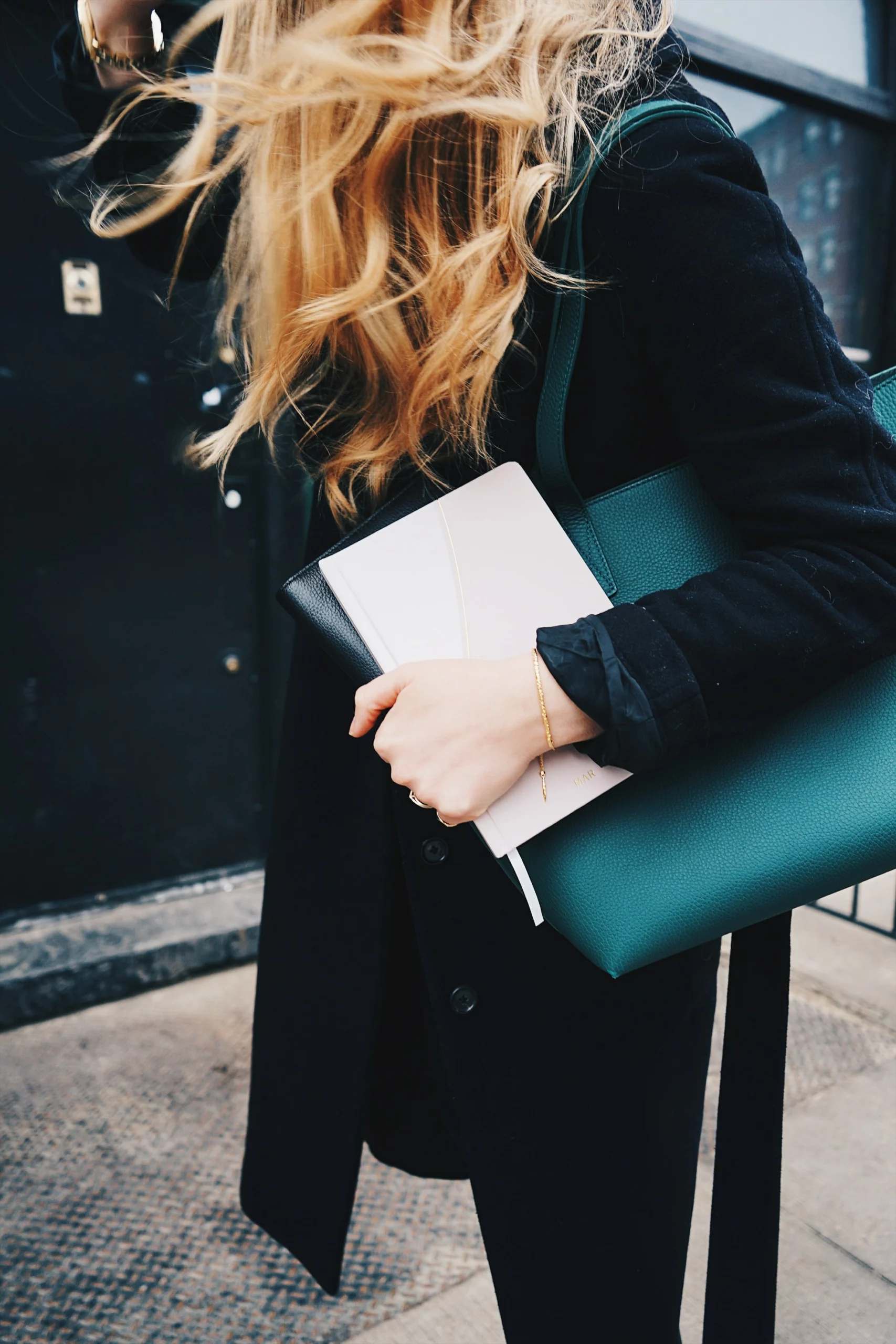 Entrepreneuse tenant un dossier, prête pour un rendez-vous