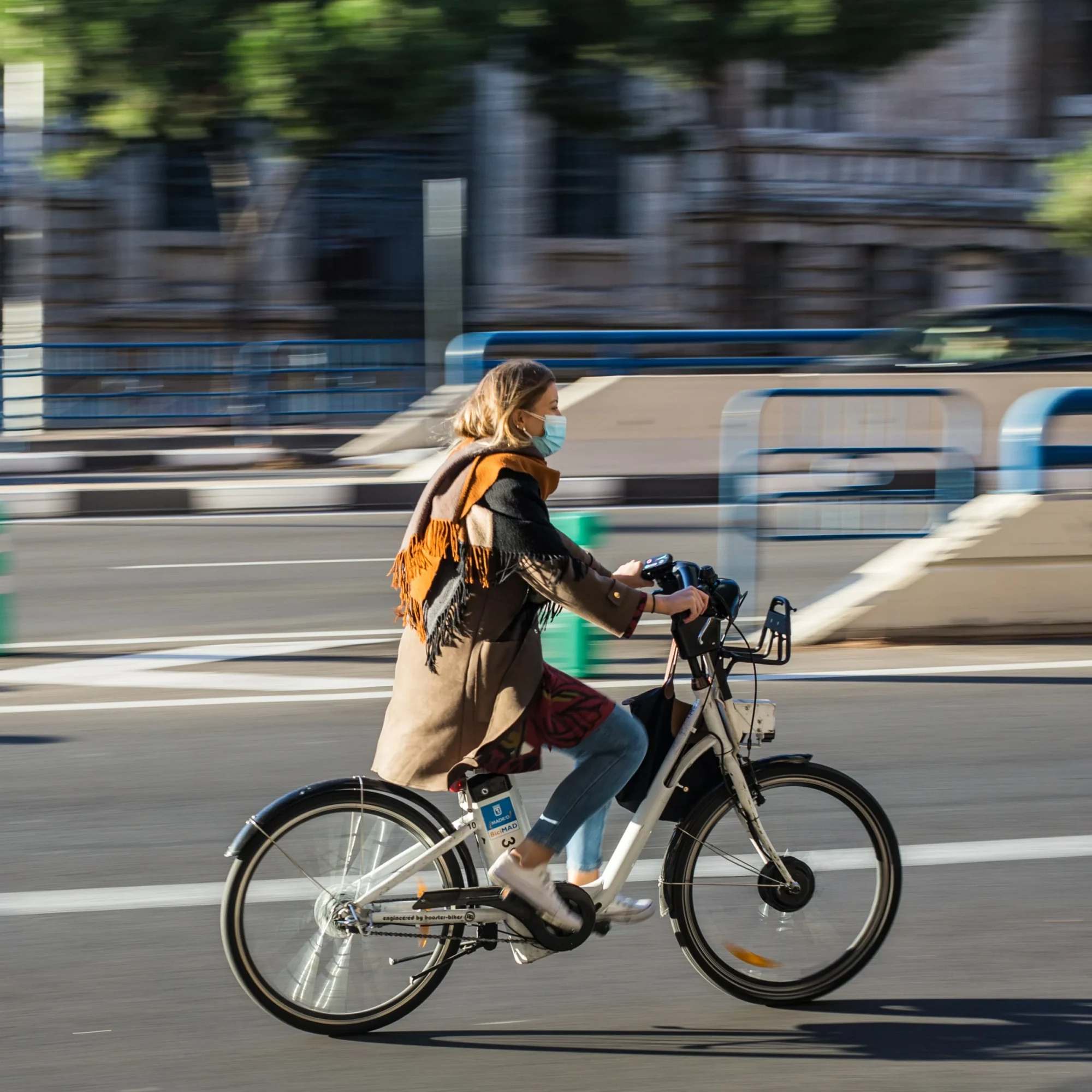 Cycliste se rendant au travail à vélo en ville