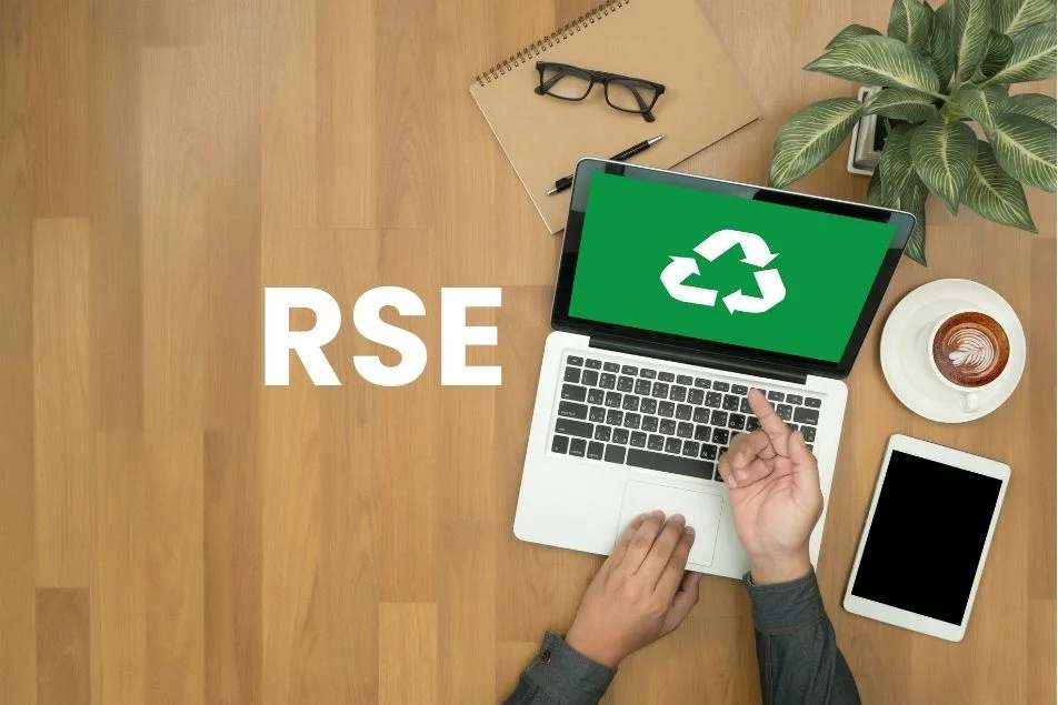 Illustration de la formation RSE : ordinateur portable affichant un symbole de recyclage