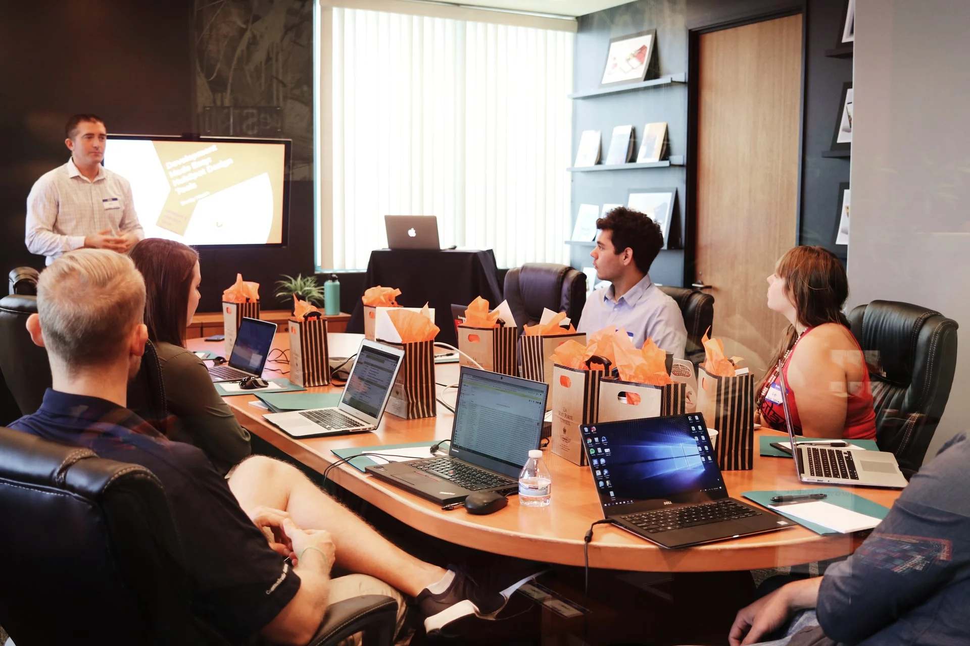 Session de formation en salle de réunion avec ordinateurs portables