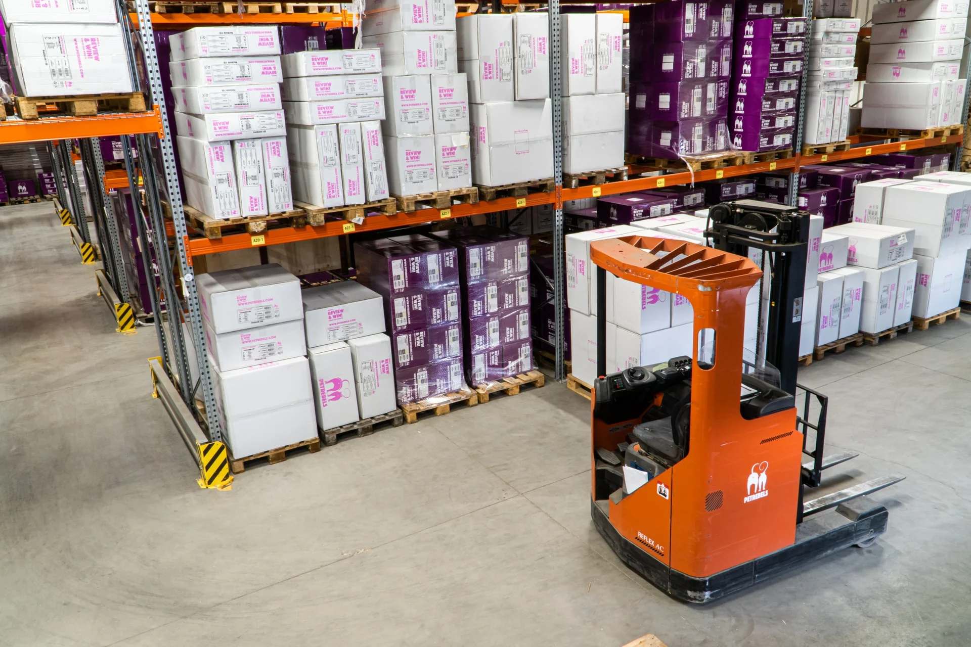 Entrepôt de stockage avec chariot élévateur