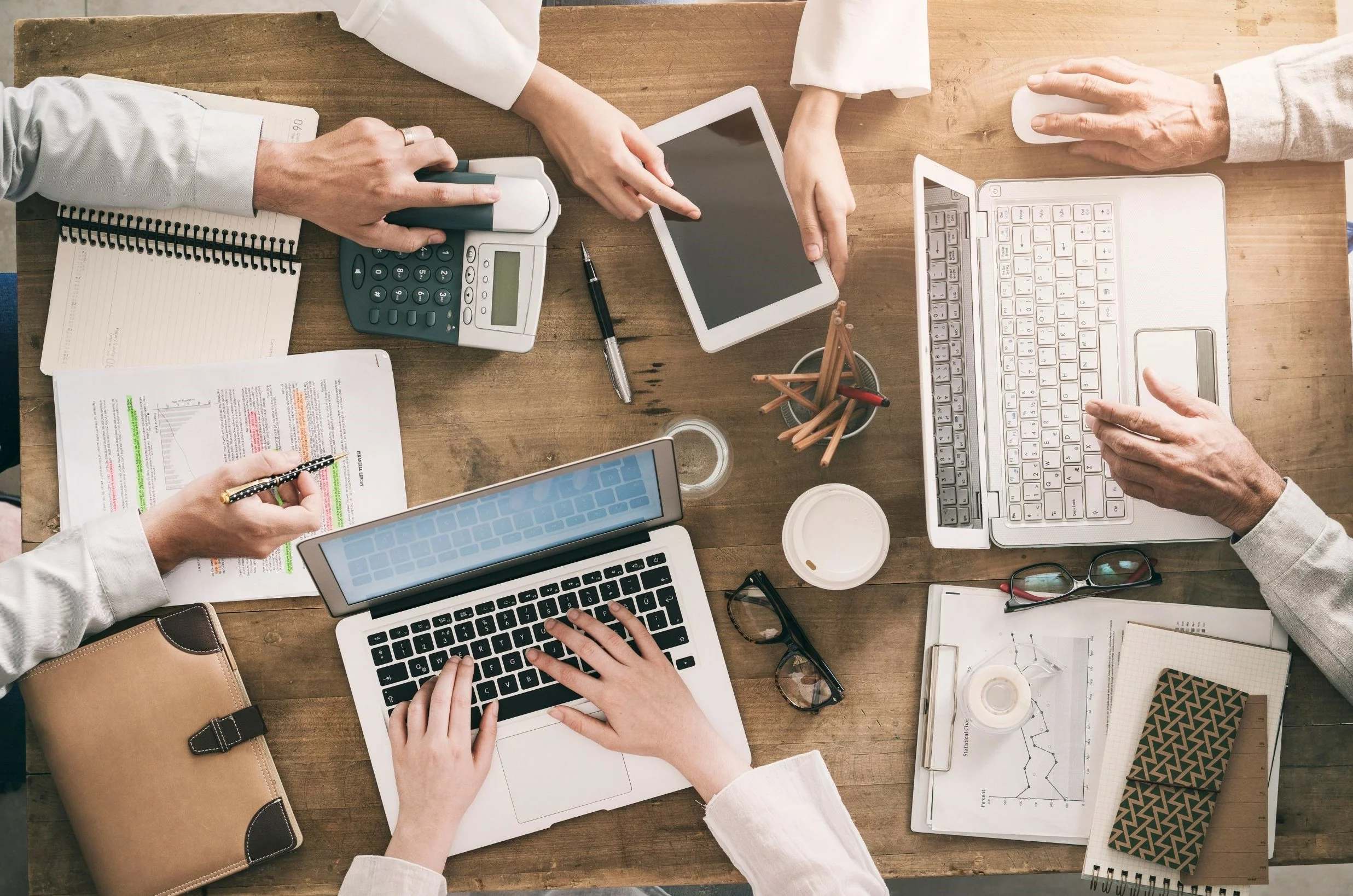 Équipe d’entreprise travaillant sur ordinateurs portables et tablette