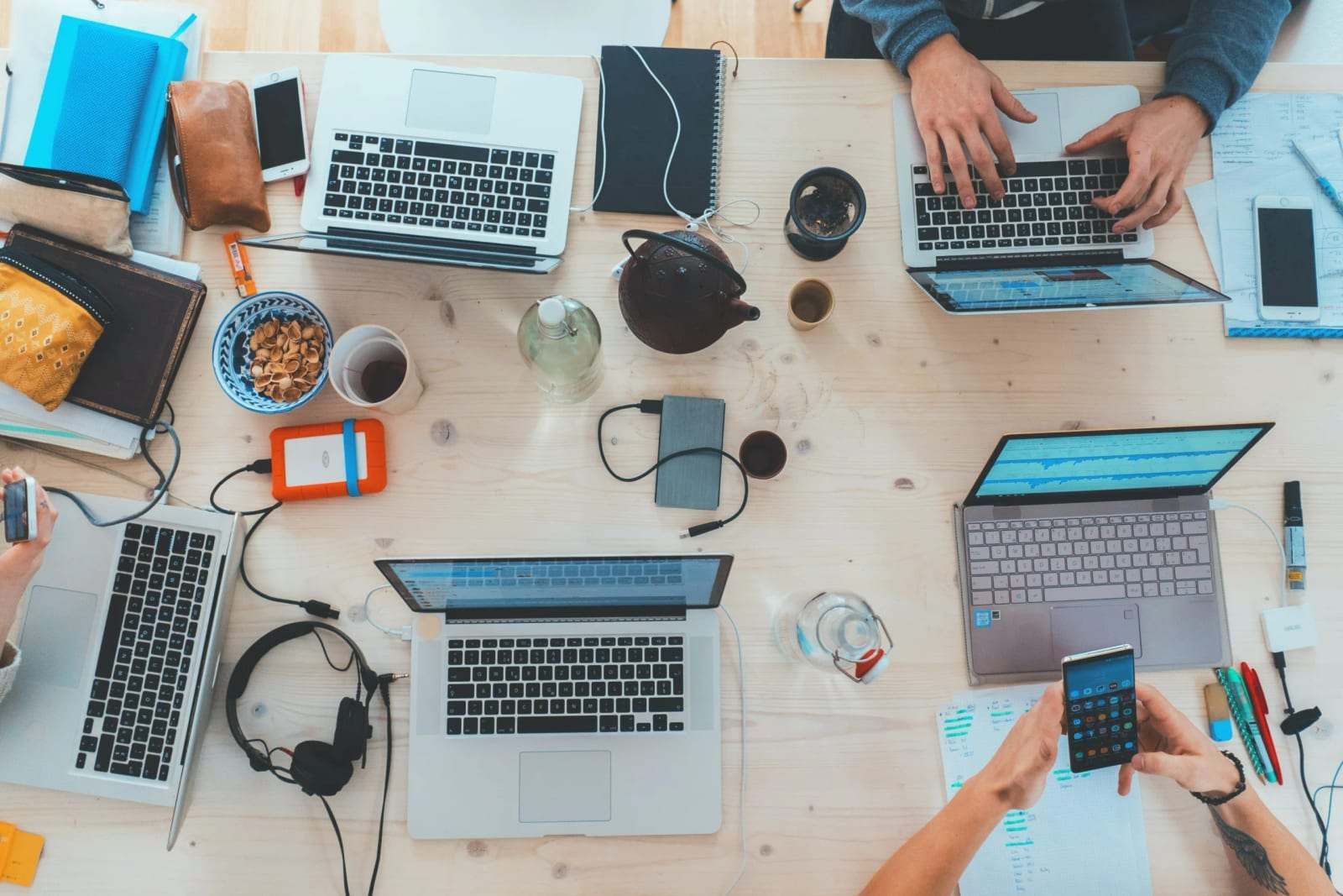 Bureau d’entreprise équipé d’ordinateurs portables, de smartphones et d’un casque téléphonique