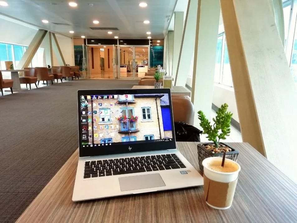 Ordinateur portable professionnel posé sur une table de travail