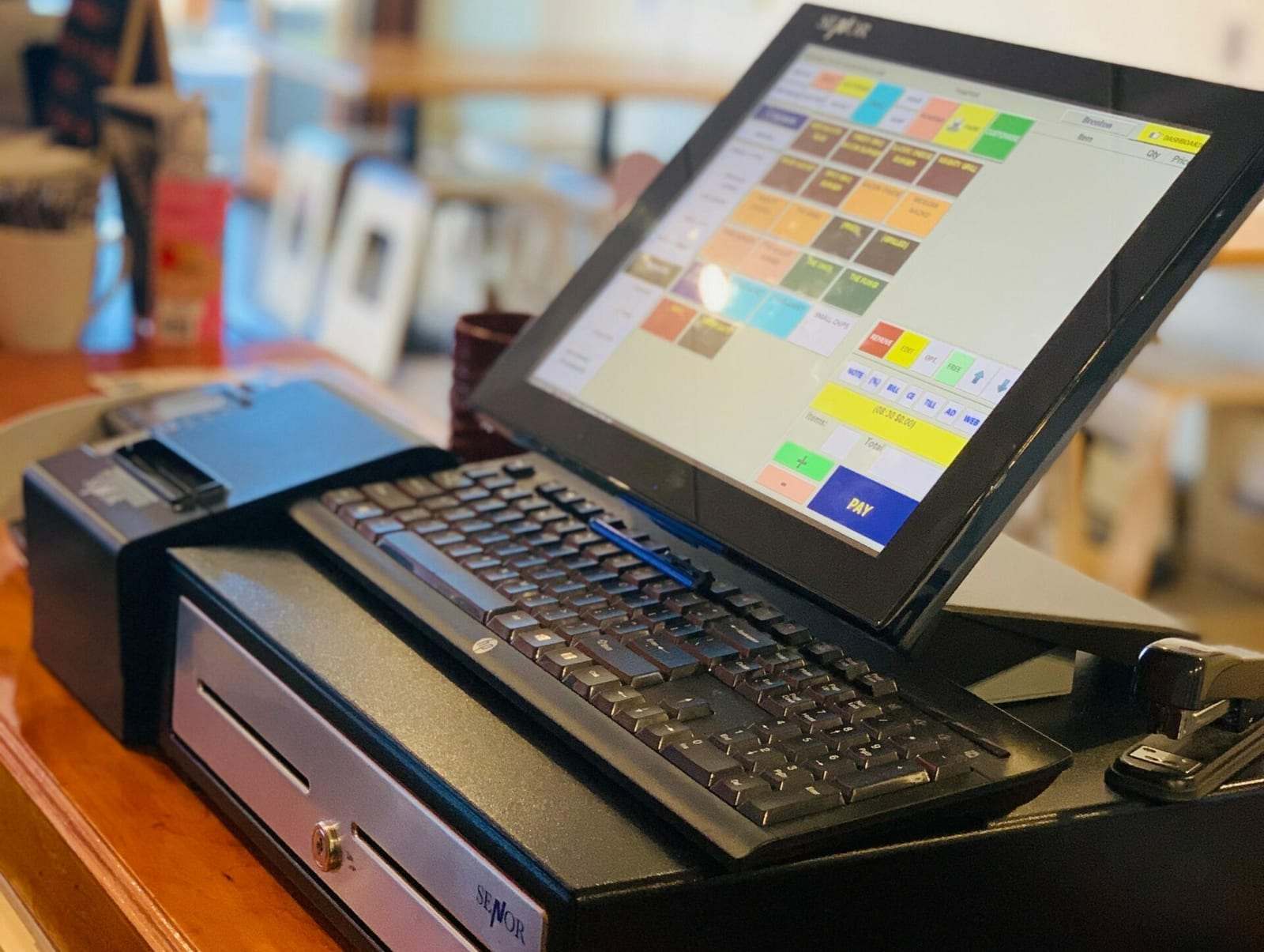 Terminal de point de vente tactile avec tiroir-caisse et clavier sur un comptoir