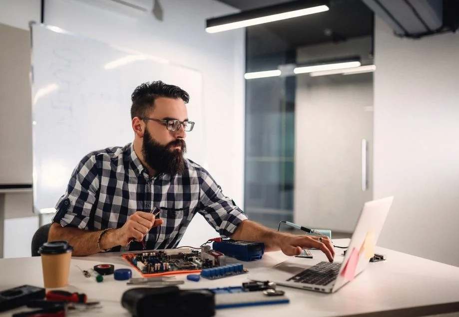 Informaticien de CG Consulting en intervention à Ajaccio