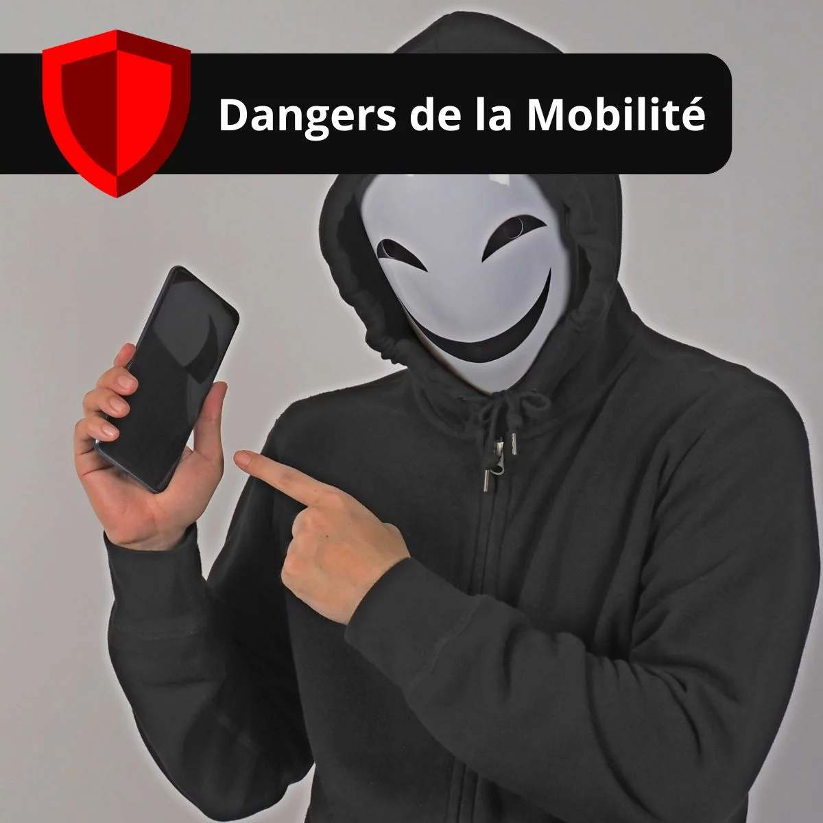 Personne masquée tenant un smartphone, menace sur les appareils mobiles