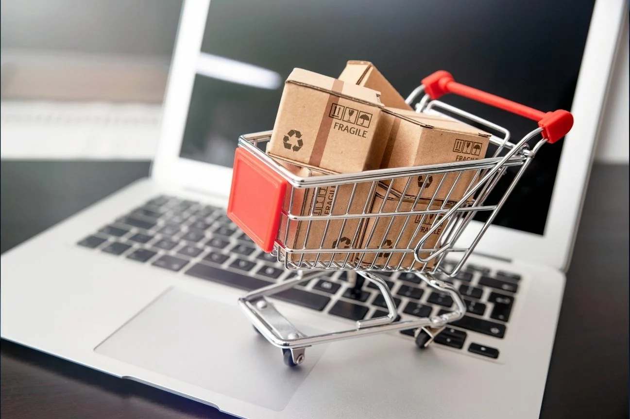 Ordinateur portable et panier d’achat symbolisant une boutique en ligne