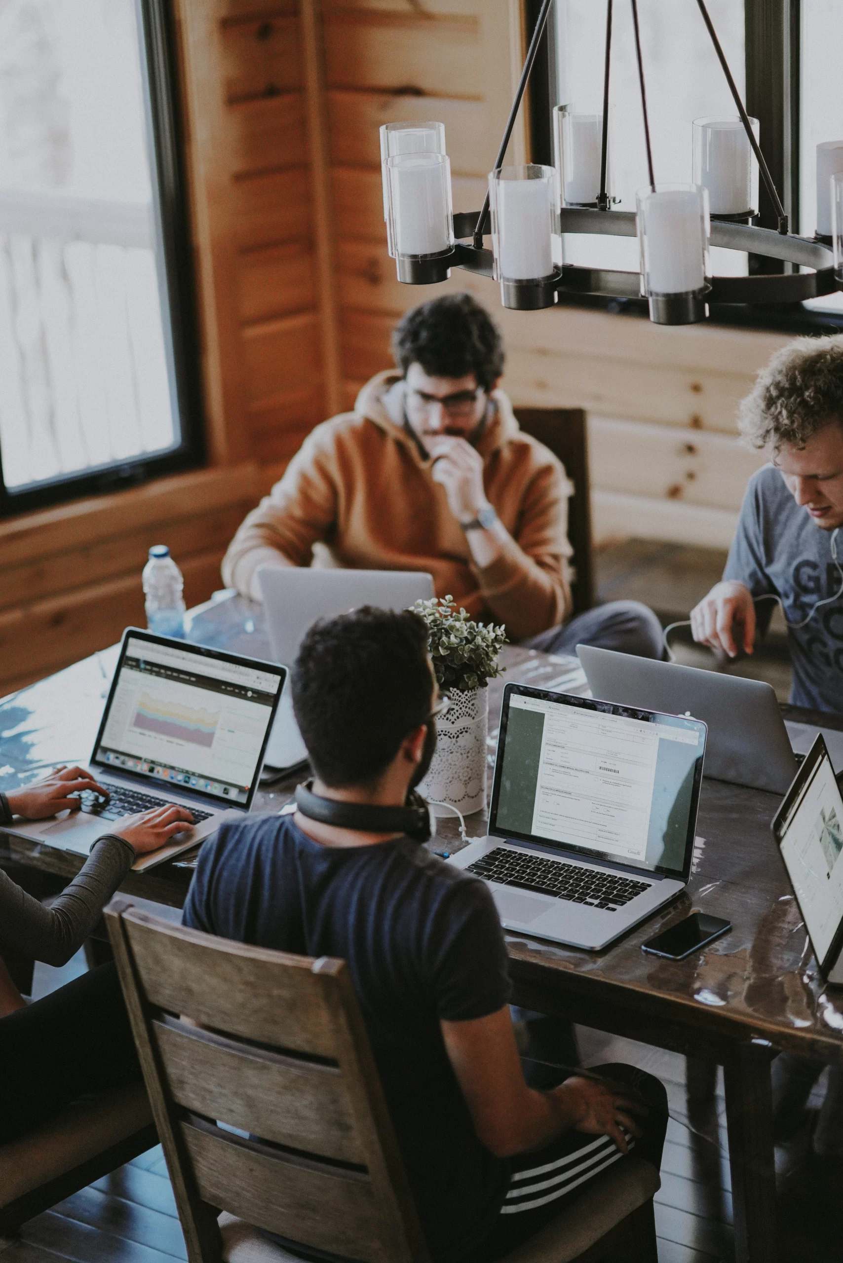 Équipe travaillant sur des ordinateurs dans un espace de bureaux partagé